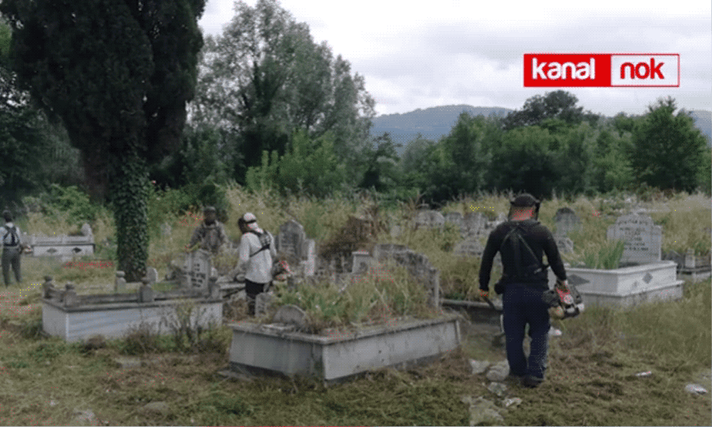 Samsun Büyükşehir Belediyesi mezarlıkları temizliyor