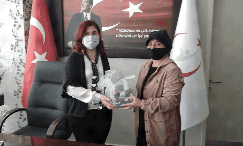 Başkan Demirtaş, çalışanlarına çiçek ile teşekkür etti