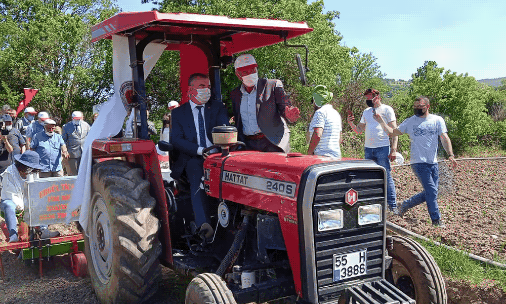 Başkan Özdemir traktör ile ekim yaptı