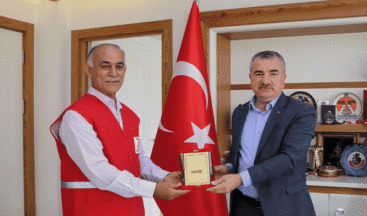 Kızılay’dan Belediye Başkanı Özdemir’e plaket