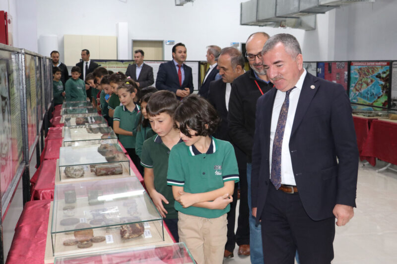 Havza Kaymakamı Nayman ile Belediye Başkanı Özdemir Çanakkale Gezici Müzesini gezdi
