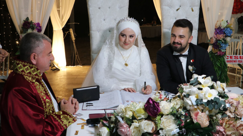 Havza’da İkiz ailesinin kızı muhteşem düğün ile dünya evine girdi